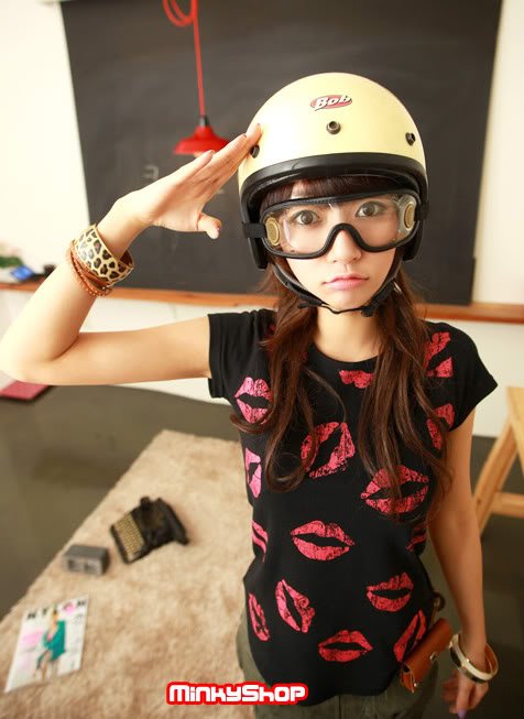 Kiss ME! Lips Korean T-shirt