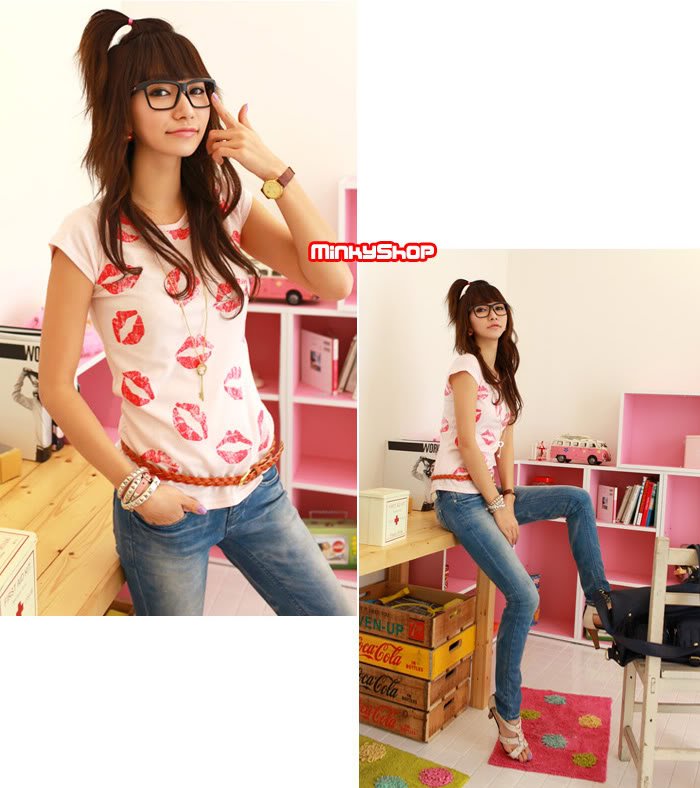 Kiss ME! Lips Korean T-shirt