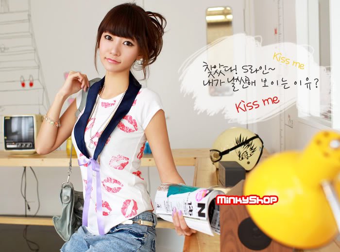 Kiss ME! Lips Korean T-shirt