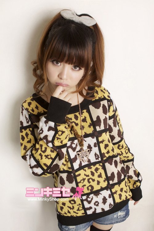 Wakatsuki Chinatsu Grid Leopard Sweater